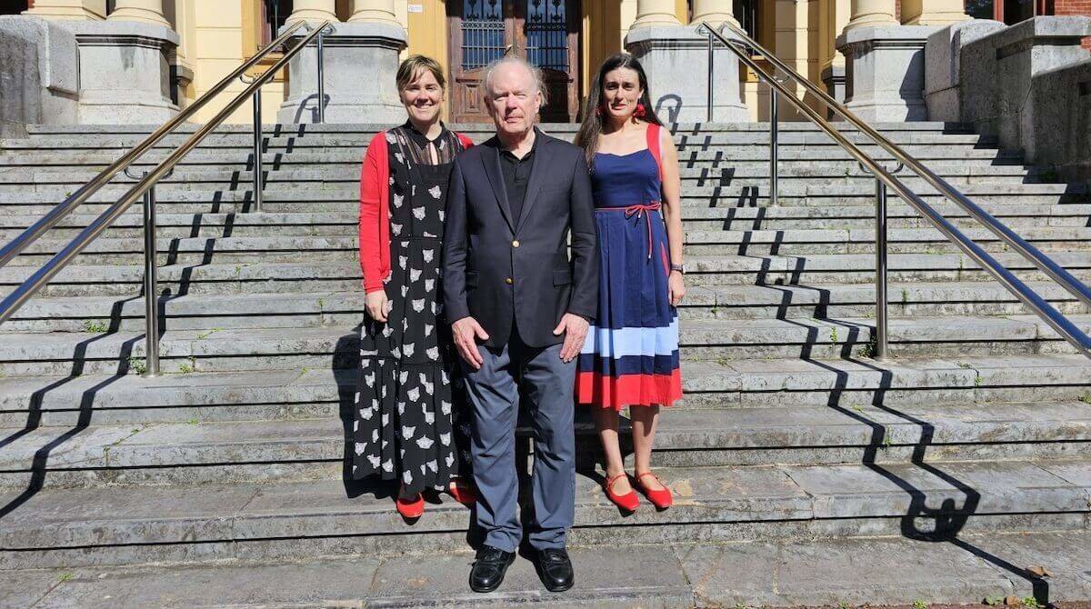 Nerea Cantero, Fuensanta Figueroa y John Farrer en las escaleras del Conservatorio