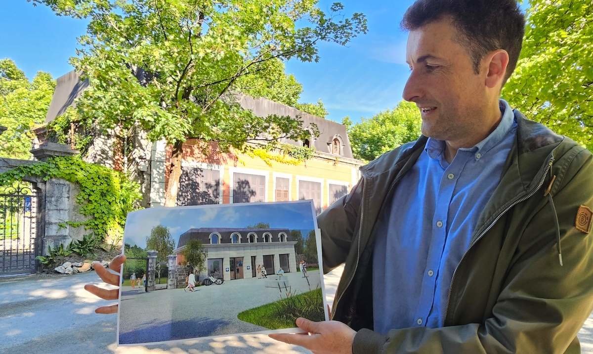 Gorka Zubiaurre sujeta el proyecto de rehabilitación de cocheras, junto al edificio