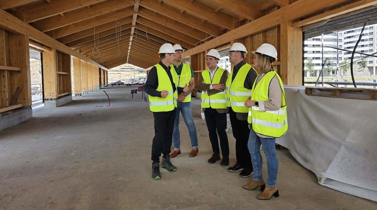 Amaia del Campo y Ángel Nieva durante la visita en la zona de cafetería y equipamiento deportivo