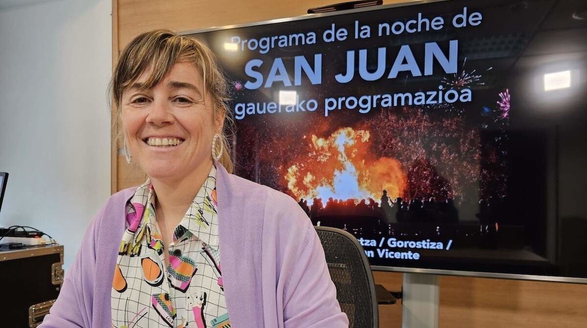 Nerea Cantero con la programación de las hogueras de San Juan 24-6-20