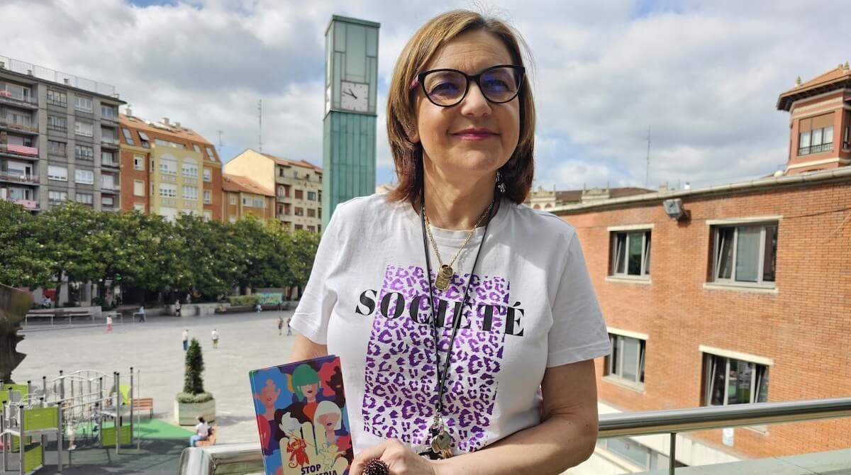 Iratxe Foces, concejala de Igualdad, junto a los folletos con información sobre atención a víctimas de agresión sexual